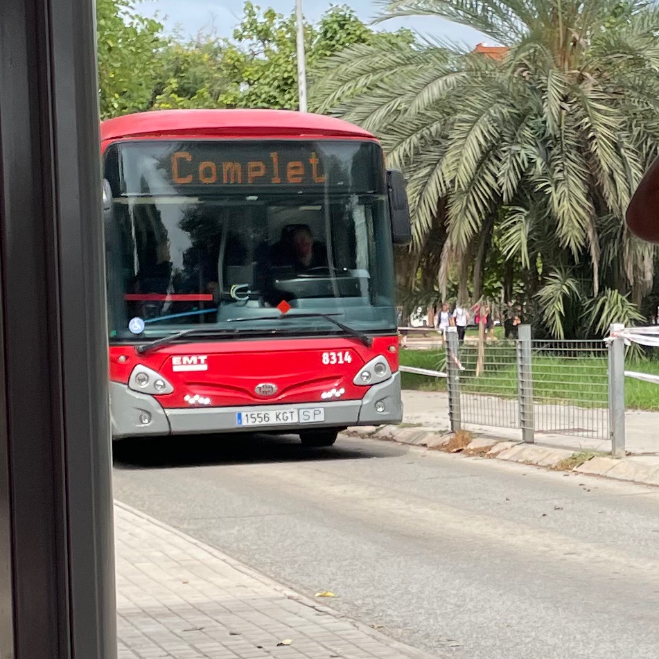 pptodoli's tweet photo. Más de 15 min esperando al bus, y el que llega está completo y no podemos entrar. ¿Qué pasa con la línea 99? @emtvalencia “Usad el transporte público”- decían… https://t.co/2ZRTTifRHV