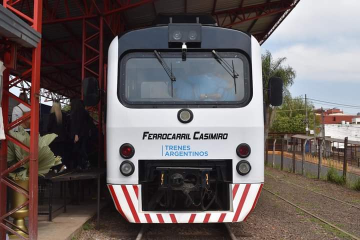 Seguimos con el tema del tren🚂🚋🚃🚋🚃🚋🚃, solo trae pasajeros de Posadas y va vacío sin poder llevar de Paraguay. 
Mbaeta la problema ,la gente quiere ir pero no puede porque hay 2 empresas que no pueden vender boletos. 

<a href="/ABCCardinal/">ABC Cardinal 730 AM</a> <a href="/SaraMorenoPy/">Sara Moreno 🇵🇾</a>