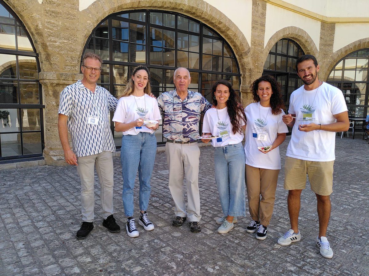Ctaqua_CT's tweet photo. El chef Boaz Tsairi que ha realizado una presentación de tapas con #Ulva y otras #macroalgas con parte del equipo de organización de la Conferencia
#ulvacostaction #seawheat #seaweed #ca20106 #ulva https://t.co/FGnTl4qFW6