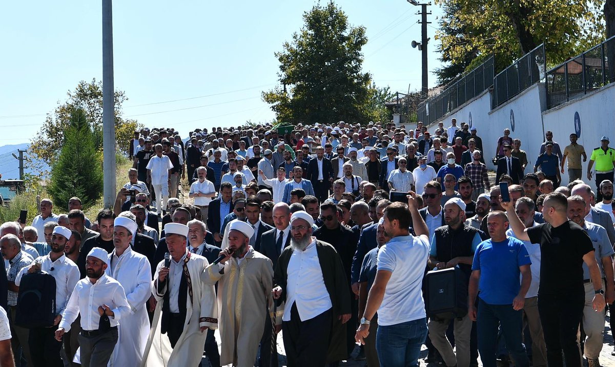 Şehidimiz Muhammet Fatih Safitürk'ün babası, kıymetli büyüğümüz, Asım Safitürk Hocamız'ı Sakarya’da Hakk'a uğurladık.

Rabbim, Asım Hocamızın ailesine sabr-ı cemîl ihsan eylesin.
Mekanı cennet, makamı âlî olsun