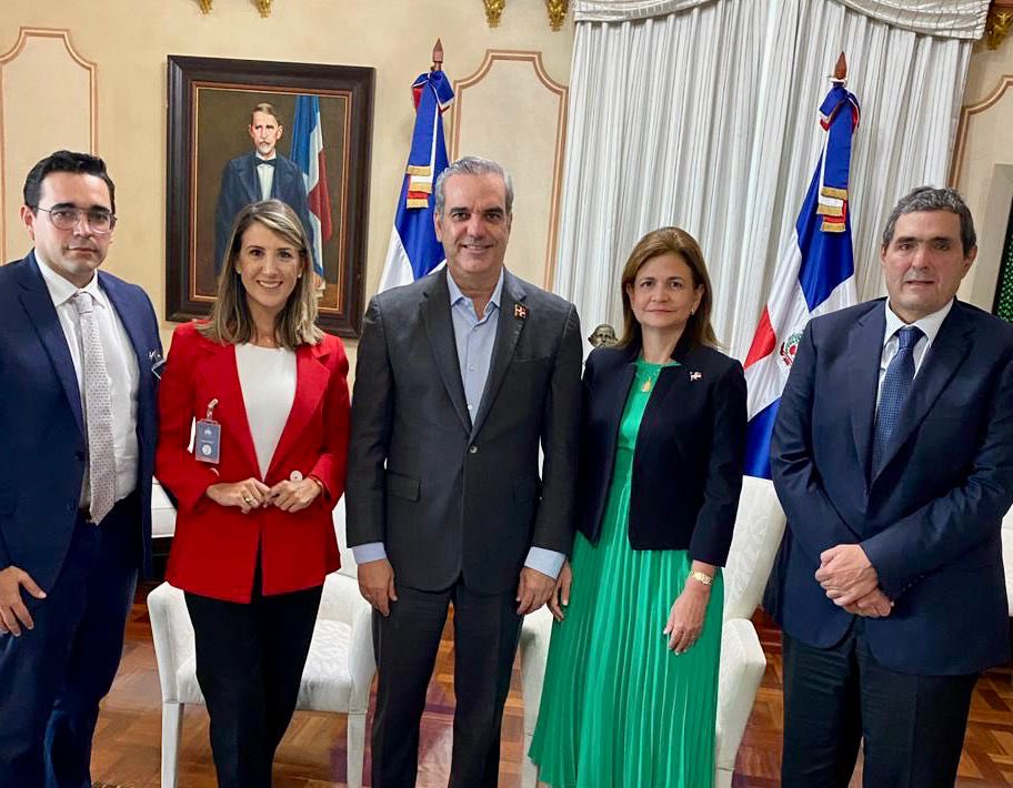 Grata conversa ayer con el presidente ⁦<a href="/luisabinader/">Luis Abinader</a>⁩ y la vicepresidenta ⁦<a href="/RaquelPenaVice/">Raquel Peña</a>⁩ , fue un placer compartir nuestros planes de inversión y expansión de servicios en República Dominicana, país que nos ha hecho sentir como en casa desde hace más 16 años.