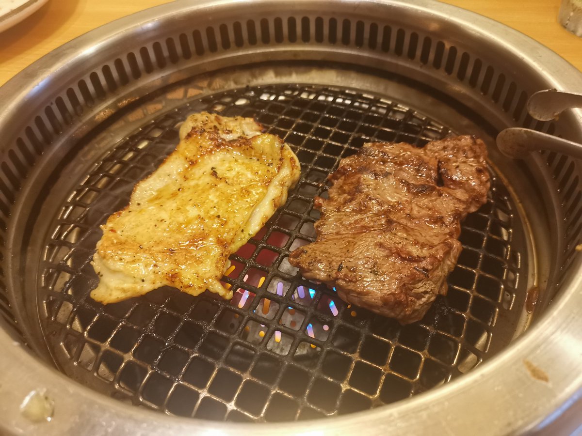 今日の夜は焼肉ウエストの食べ放題 😋 期間限定のミスジステーキ、チキンレモンステーキ、 他にもカルビサガリなど、今日もお腹いっぱい食べた 🐷