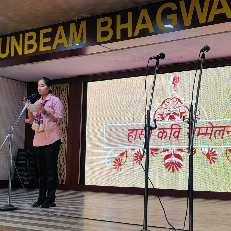 SCWBGN's tweet photo. हिंदी दिवस के अवसर सनबीम कॉलेज फॉर वूमेन के में हास्य कवि सम्मेलन का आयोजन किया गया। बी.कॉम. द्वितीय सेमेस्टर की छात्रा खुशी मेहरोत्रा द्वारा हिंदी दिवस के बारे में अपने विचारों को भाषण से कार्यक्रम का आरंभ हुआ। तत्पश्चात छात्राओं #scwbgn #sunbeamcollege #Varanasi #bestcollege https://t.co/t2ODk4ZMRA