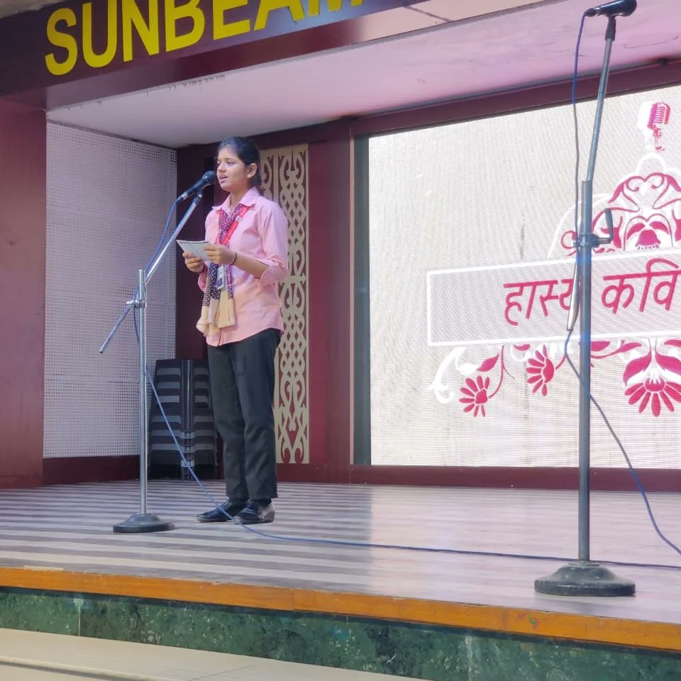 SCWBGN's tweet photo. द्वारा हास्य कवि सम्मेलन प्रस्तुत किया गया। जिसमें बी.एस.सी. की छात्रा शिवि उपध्याय ने मशहूर हास्य कवि प्रदीप चोइबेजी की कविता "जाना था भोपाल", कविता राय (बी.कॉम) ने सुप्रसिद्ध काका हाथरसी की कविता "अंतरजाल" पूजा (बी.कॉम) ने शैल चतुर्वेदी की कविता "कार और सरकार" #sunbeam https://t.co/gXSDANfOZS