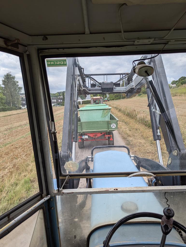 SamothRelgi's tweet photo. @Athanas99295874 Warten vor der Kelter auf die Ablieferung der Trauben 🍇🍇🍇🍇🍇🍇 #Weinlese #Flein #2022 https://t.co/KUPvizaDOI