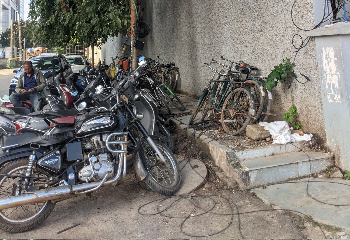 fix_blr's tweet photo. @wftrps @ACP_TrafficEast @DCPTrEastBCP Every day situation &amp; ground reality at ITPL Gate3,Pattandur Agrahara,Whitefield Road.Road occupied as Parking outside Gate3 ITPL,And Vendors encroach footpath 24/7. This is at international Tech Park Bengaluru Gate 3.Please clear blockers https://t.co/ejriTxDvrZ