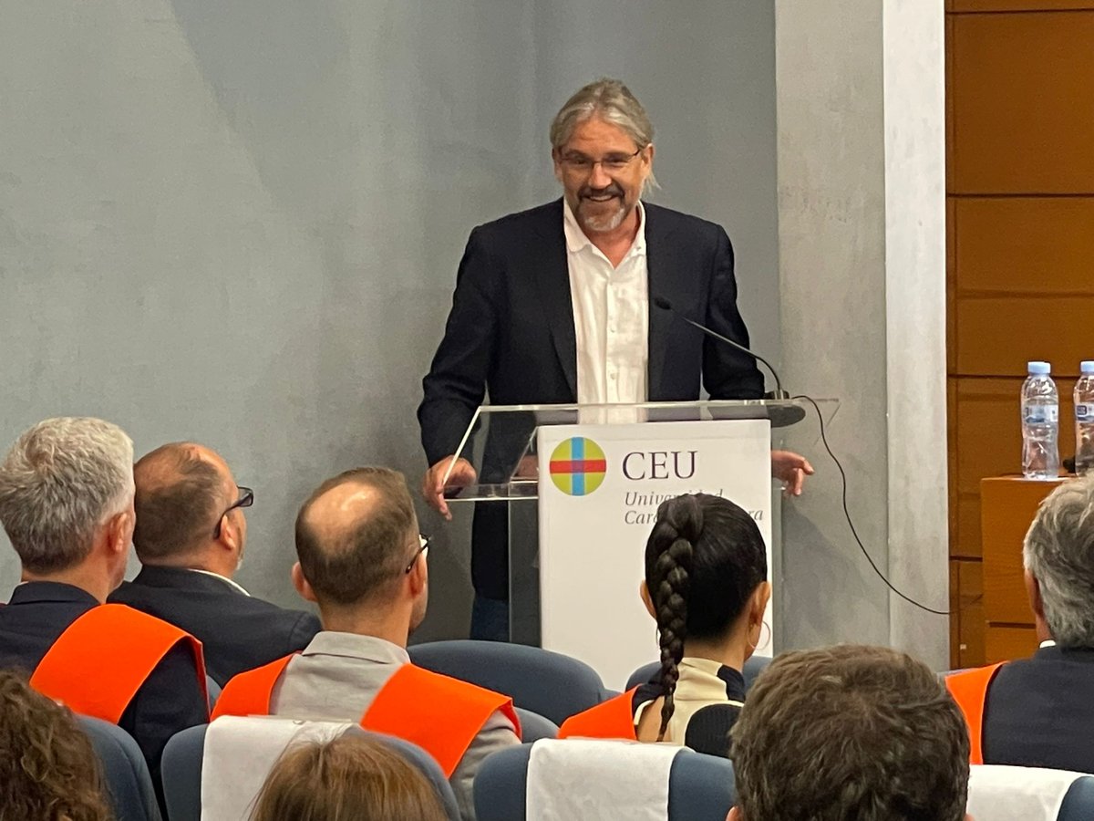 aprocose's tweet photo. 🎓 Este mediodía ha tenido lugar en la @uchceu la entrega de los diplomas de la IV edición del Curso Superior en Gestión de Riesgos y Seguros, que ha contado con la clausura del director general de Economía Sostenible de la @GVAeconomia, @soler_josgir. https://t.co/UBRNoXZC0I