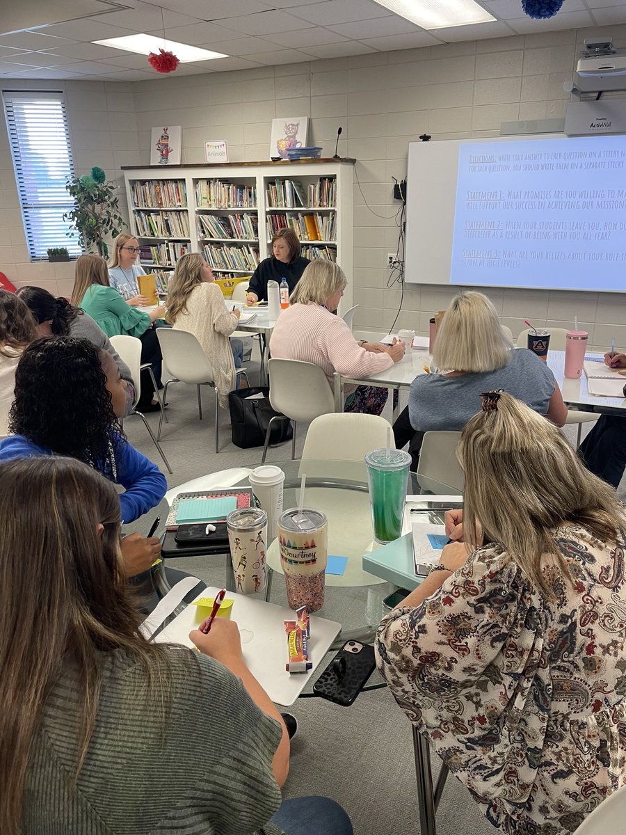 ameliahevans's tweet photo. First up on this eLearning Day: Collective Commitments! We are starting off strong @MXRComets! #shinecomets💫 #ThePowerofUs #PowerUpMCSS https://t.co/86dDoQLws7