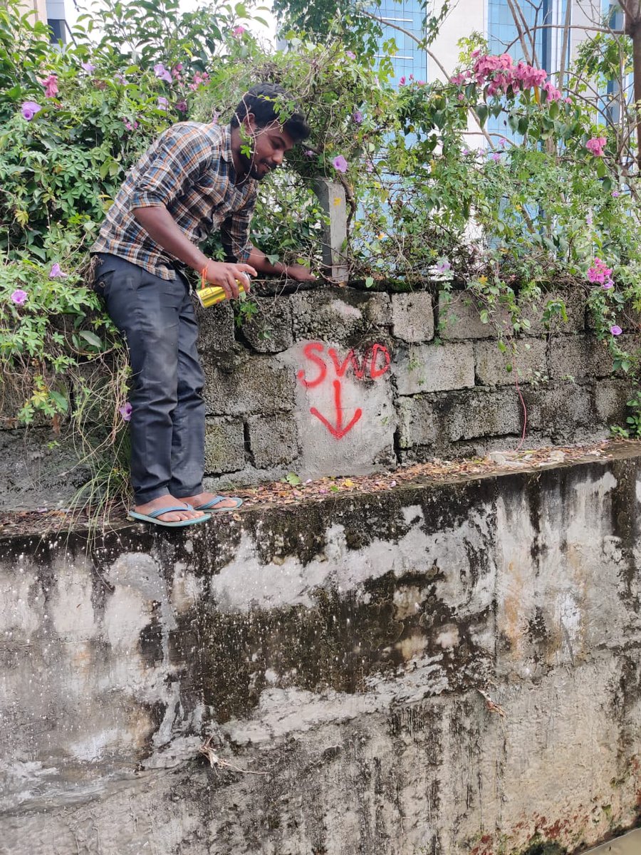 sharanpoovanna's tweet photo. The SWD marking done mins before demolition. What kind of rule is this? 

No notice or warning. 
Only homes/estds of  poor&amp; mid-income groups targeted. 

Not seen even one Villa/tech park facing this yet. https://t.co/27pFmIES1a