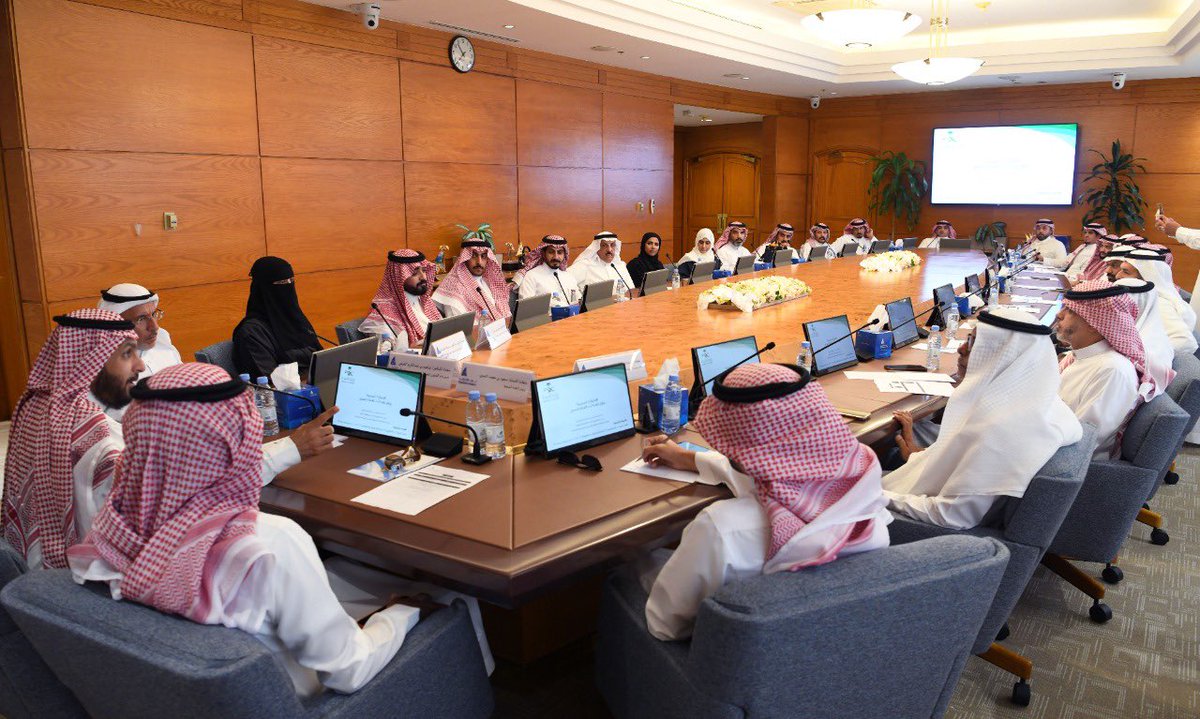 كما التقت الدكتور العريفي اللجنة الصحية بالغرفة وتم خلال اللقاء استعراض برنامج الامتيازات السريرية ورفع كفاءة اداء القطاع الصحي ، وادار اللقاء رئيس اللجنة سعود بن محمد الثميري.