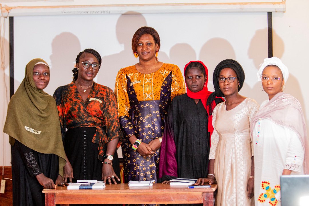 Femmesetpaix223's tweet photo. Le vivier d'expertise féminin en #prévention et gestion des #conflits est un réseau de femmes issues de la société civile du #Mali qui ont choisi de s’engager collectivement pour une gestion #inclusive des conflits et pour restaurer la #paix

#VEFPGC #Sahel #Réconciliation https://t.co/qsyWAY6VwX