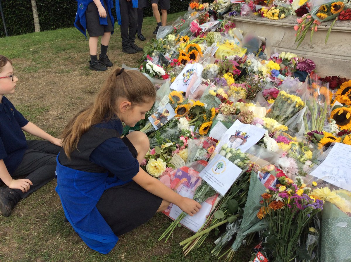 PaddocksPri's tweet photo. Today the children in Year 5 visited the statue of the Queen to leave flowers and tributes from all of us at Paddocks https://t.co/VnniwKndYT