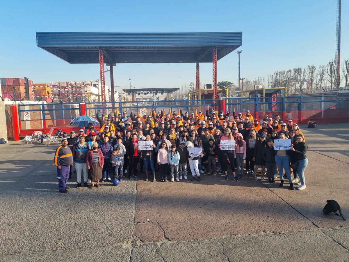 enlamiraradio's tweet photo. Dock Sud- #Avellaneda: Protesta y posible corte Av debenedetti. Trabajadores portuarios de Exolgan, no quieren pertenecer al gremio de camioneros, el sindicato liderado por Hugo Moyano. @solotransito @cgt_camioneros @Exolgan @puertos_en @APDFA_DockSud https://t.co/WwGidnvRpi