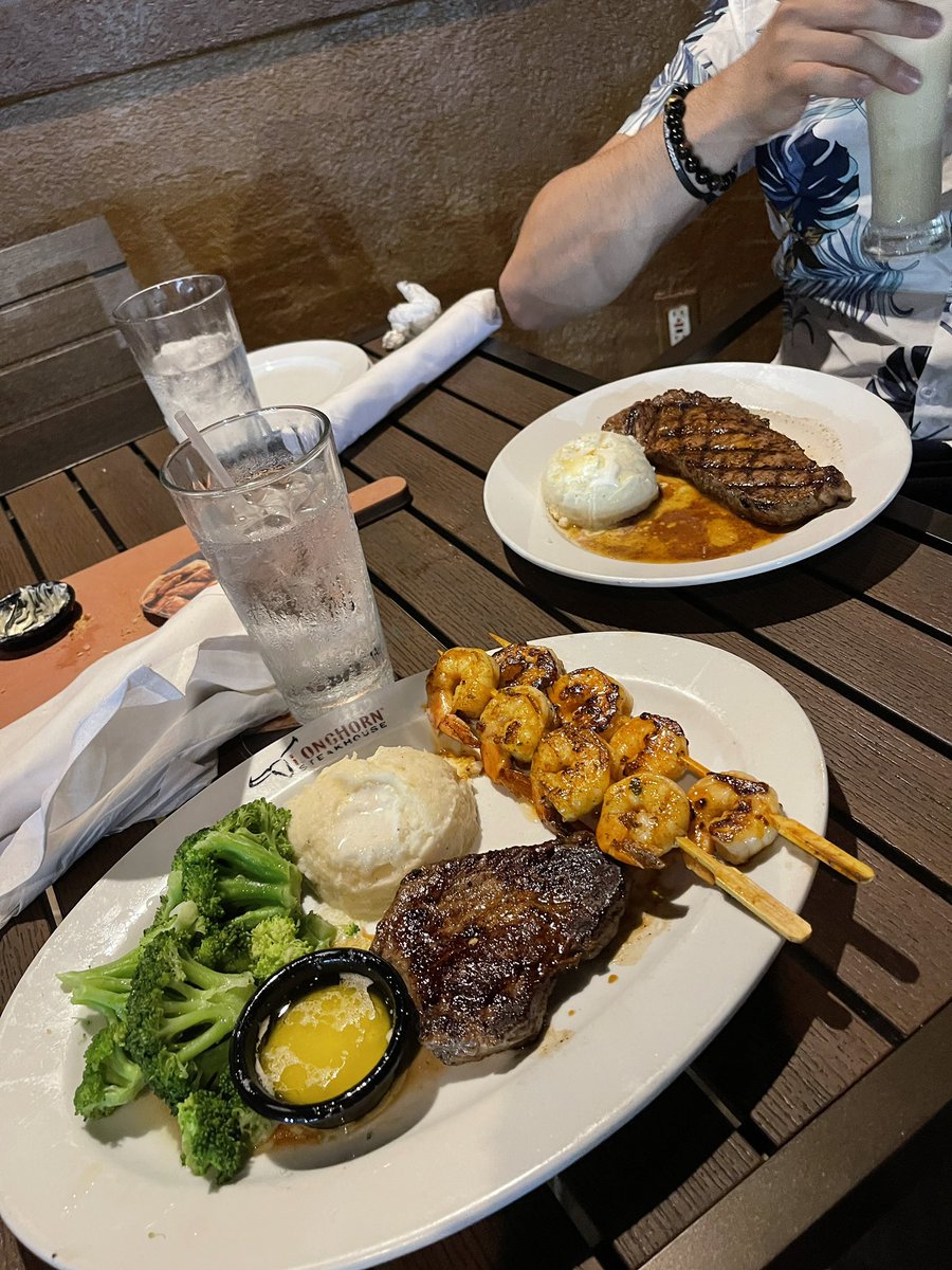 eudelyscmg's tweet photo. Mi lugar feliz 🤍 obvio comiendo 🤭🤣 https://t.co/ItJlQtPwoK