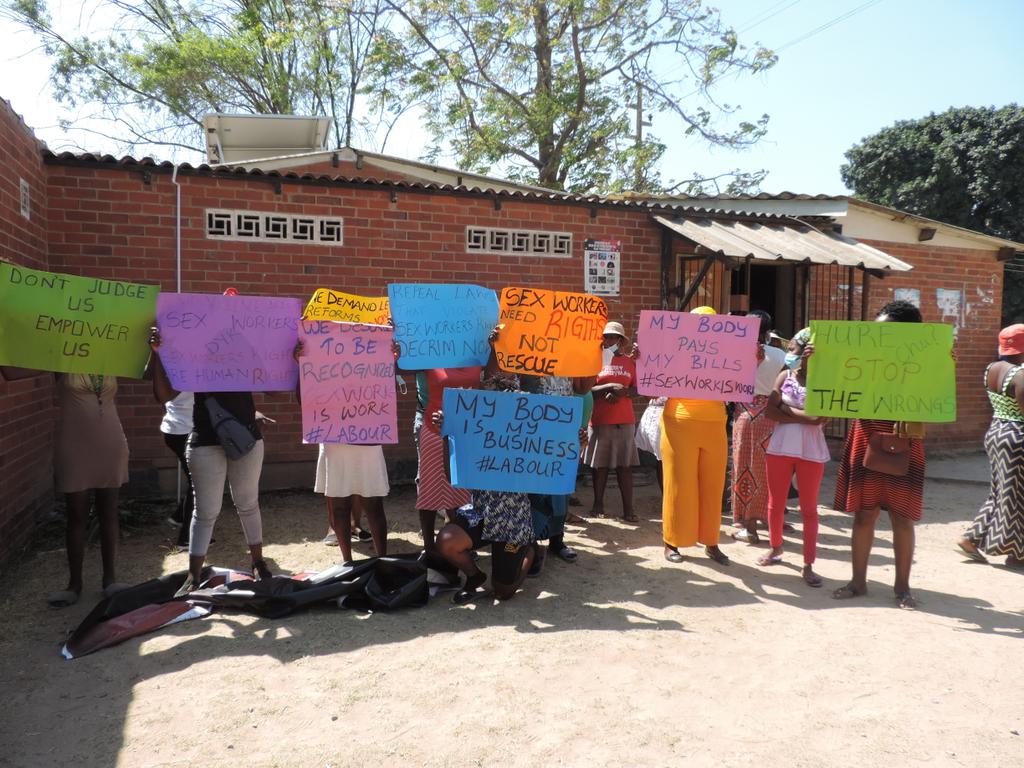 It's September 14
We are out with sisters in the communities commemorating #SexWorkersPrideDay
The messages are clear #RightsNotRescue
#DecrimNow
#EndStigma
#SexWorkIsWork
#LoveAlliance
@Aidsfonds_intl @AfricaSexWork @GlobalSexWork @redumbrellafund @Sisonke_ZA @zimswa04 @ZemuraHA