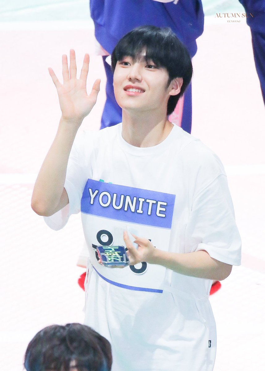 AutumnSun_1026's tweet photo. 220801 아육대

멀리서 찍었지만 귀여워🥺

#은상 #EUNSANG  #유나이트 #YOUNITE #응상응상 #YourSunny https://t.co/CK8epzegJ8