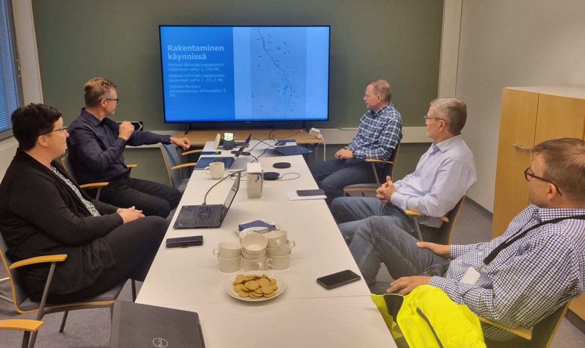 KWihlman's tweet photo. Tänään @vaylafi Helsinki-Riihimäki-ratahankeen työmaalla @EZirkia  @Anna_Jokela ja projektijohtaja Riitta Parviaisen kanssa.  
Hankkeessa lisätään Suomen vilkkaimman rataosan kapasiteettia ja häiriönsietokykyä. Parasta aikaa työt käynnissä mm. Kytömaan ja Ainolan välillä. https://t.co/JmiEHlO4vP