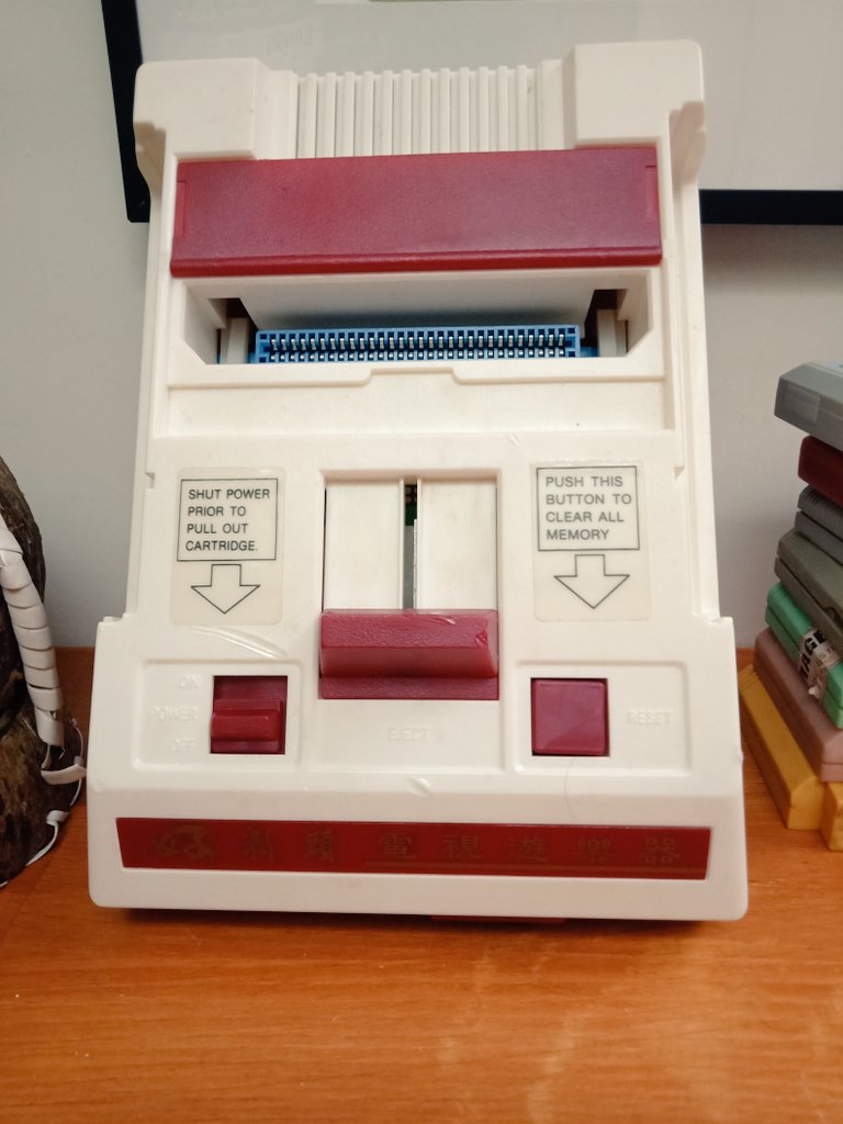 好彩頭 "Good Luck" Famiclone.

Red white style, comes with two detachable nine-pin handles.