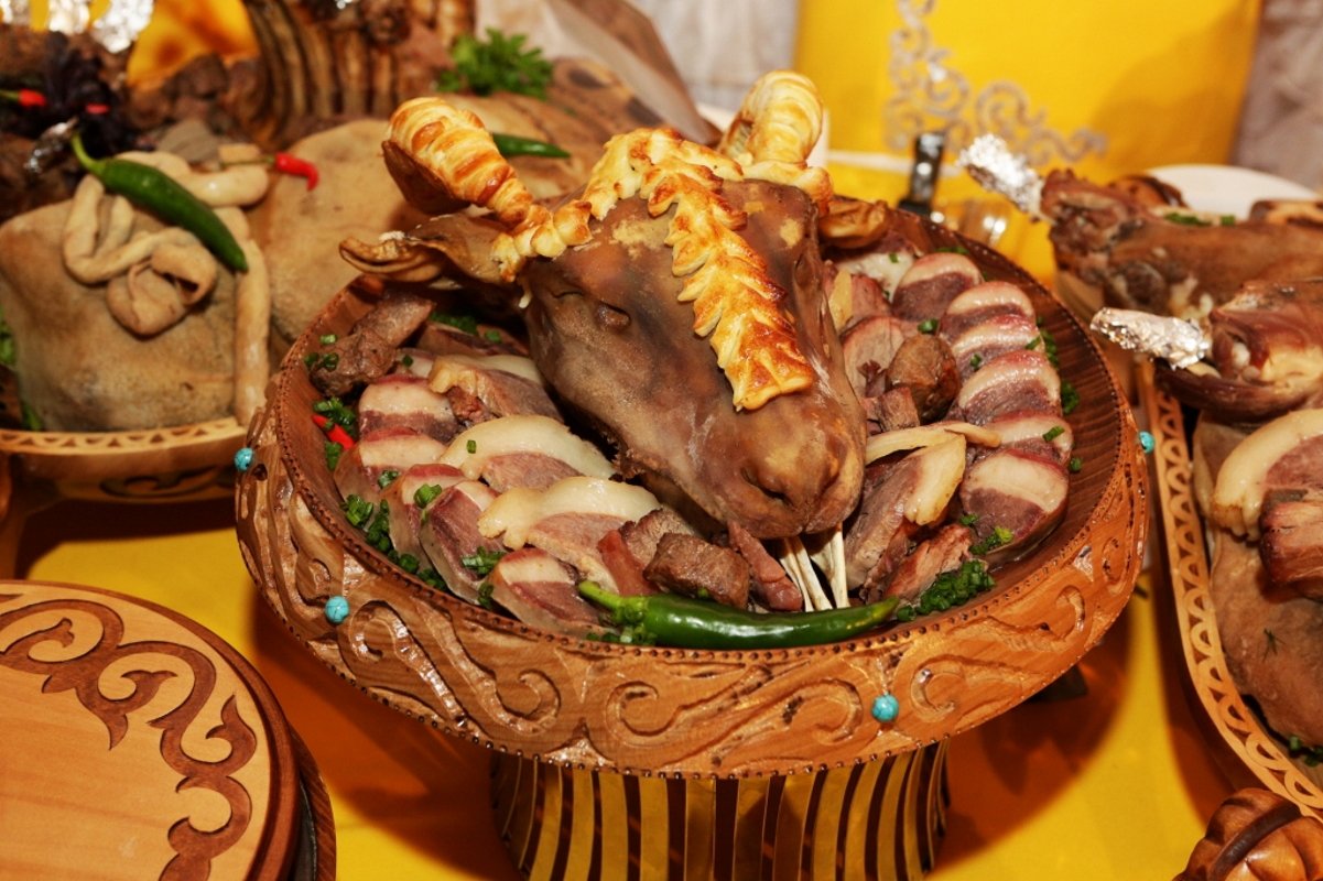 Блюда казахского народа. Казахская кухня. Казахская Национальная кухня. Казахская кухня дастархан. Бешбармак казахский дастархан.