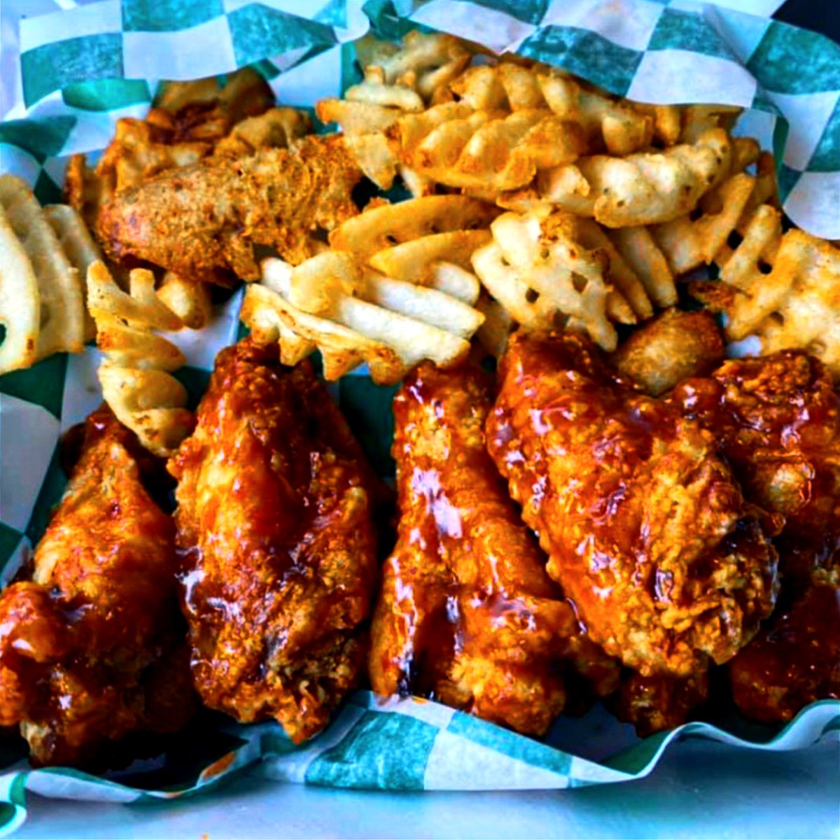 eatrockcity's tweet image. Get over this hump day with some delicious wings from yours truly. #wingaddict

.
🍽️ Curbside, Dine In &amp;amp; Take Out
🚗Online Ordering available:
rockcityfamily.com
.
#rockcitykitchen #LittleRock #RCK #littlerockeats #TheNewTaste
