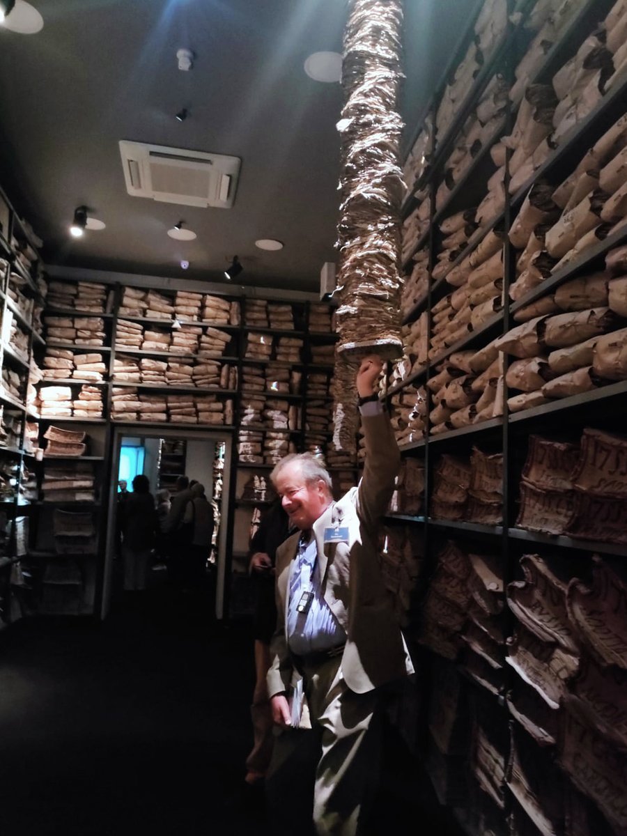 ilCartastorie's tweet photo. Abbiamo avuto ieri il piacere di accogliere per una visita dell’Archivio Storico del Banco di Napoli e del #museo #ilCartastorie l'Association Internationale de #Bibliophilie, in questi giorni a #Napoli per un convegno internazionale.

#AIB #archiviostoricobancodinapoli https://t.co/0Ip6gGo4cr