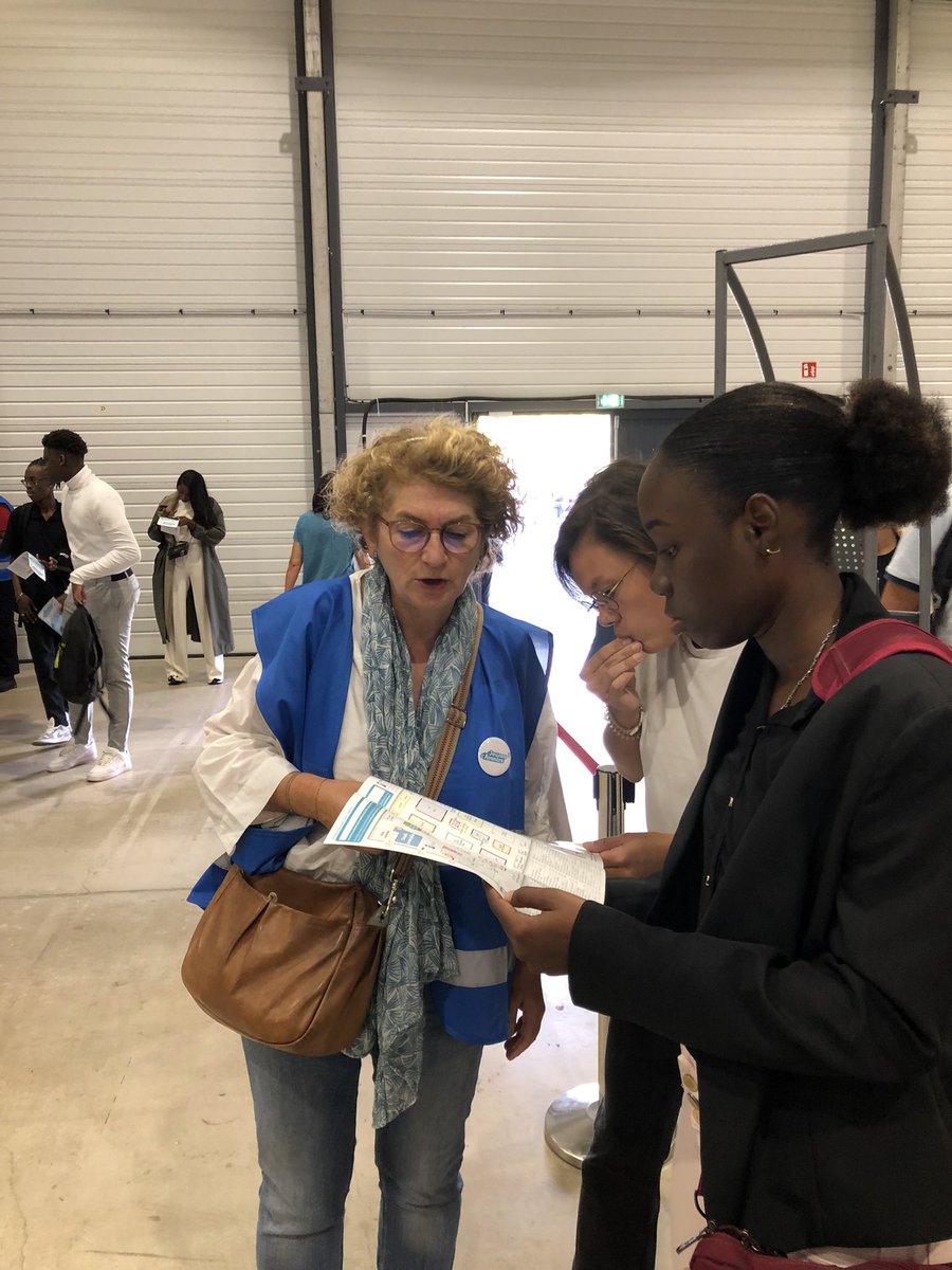 Aujourd’hui c’est Gilet Bleu ! Les équipes RH <a href="/AXAFrance/">AXA France</a> se mobilisent en faveur des jeunes au Salon Jeunes d’Avenir « Donner de son temps peut parfois permettre de changer le cours d’une vie » <a href="/ksontwitt/">Karima Silvent</a> <a href="/AmelieWT/">Amelie Watelet</a> <a href="/SoniaDUTOT/">Sonia DUTOT</a> <a href="/AEChevillard/">AnneElise Chevillard</a>