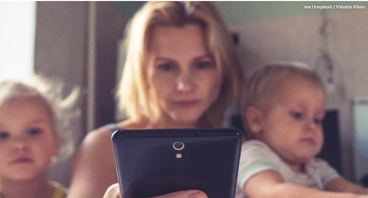 DigiParentCoach's tweet photo. Parents who are glued to their phones are more likely to yell at their children and be less "present" in their lives. What can you say about this, digital parents? Is this accurate? 

https://t.co/xl2KKNd7o6
#digitalparenting #parenting #screenbalance https://t.co/QW0NGFviHu