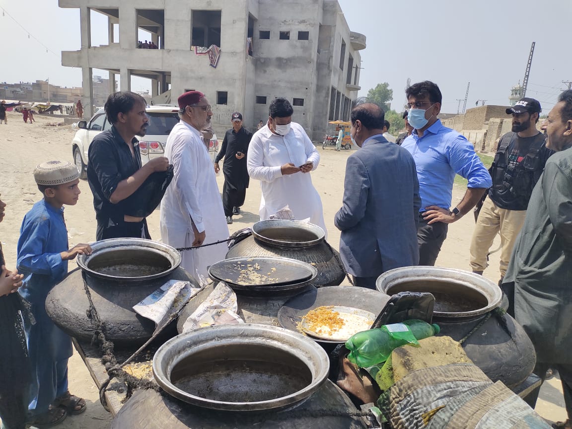 DeputyLarkano's tweet photo. visit of Tent City Larkano, by Commisioner larkano and DC to assess the facilities at camp. The cooked food is provided to all the residents including the ones coming from outside. The tent hospital is established with separate units for children and ladies. https://t.co/hCNNGSE9cI