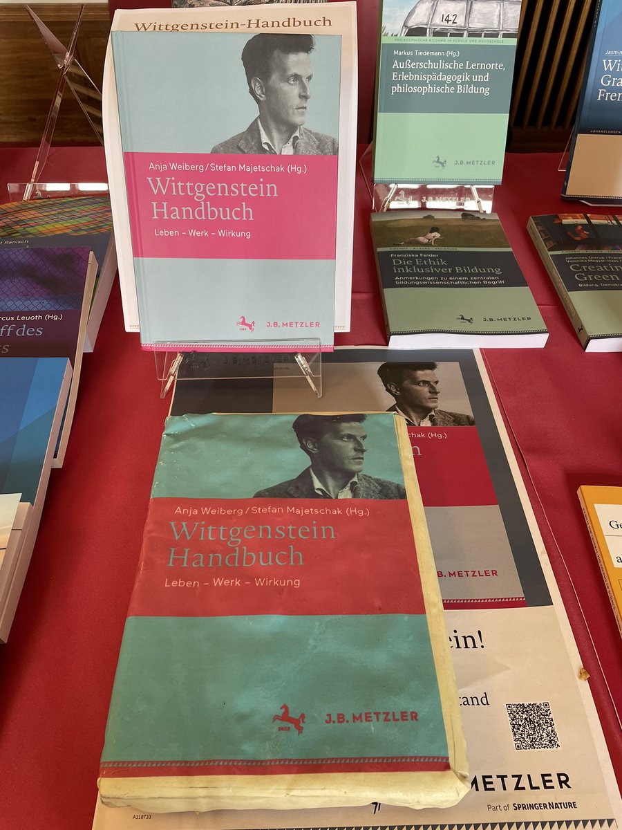 metzler_verlag's tweet photo. Immer eine Freude: Herausgeber:innen schneiden das eigene Handbuch an 😊. Endlich ist es da, das #Wittgenstein-Handbuch (hoffentlich gut verdaulich). Stefan Majetschak am Stand unseres Verlages auf der #GAP11 in Berlin
▶️ https://t.co/zhznGCRUIP https://t.co/0EAExOfDdq