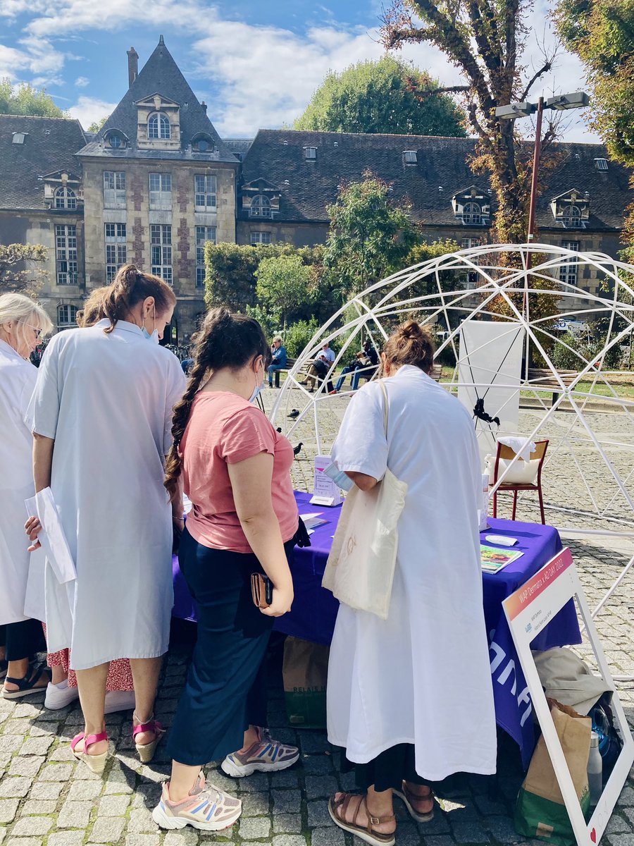 HopSaintLouis's tweet photo. [#AdDay] 🔎 Saviez-vous que près de 3️⃣ patients sur 5️⃣ souffrent d'eczéma atopique ❓L’équipe de dermatologie @HopSaintLouis @APHP se mobilise à l’occasion de la journée mondiale de la dermatite atopique ! Merci à @asso_eczema @SFDermatologie @SanofiFR pour leur participation 🤗 https://t.co/DKfdT2DZM6