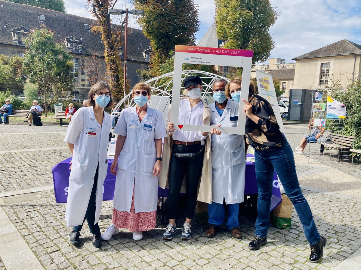 HopSaintLouis's tweet photo. [#AdDay] 🔎 Saviez-vous que près de 3️⃣ patients sur 5️⃣ souffrent d'eczéma atopique ❓L’équipe de dermatologie @HopSaintLouis @APHP se mobilise à l’occasion de la journée mondiale de la dermatite atopique ! Merci à @asso_eczema @SFDermatologie @SanofiFR pour leur participation 🤗 https://t.co/DKfdT2DZM6