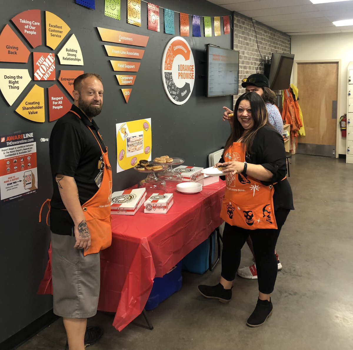 CPattersonTHD's tweet photo. @MsacroTHD looking after our people! Making associates smile , observing National Cream Filled Donut Day!  #NationalCreamFilledDonutDay #workhardplayhard #CultureWins @ventura1327 @THDShawnJenkins @CarpenterTrina1 @Penn_DSM @kear_tiffany https://t.co/R6UVXBGE8p