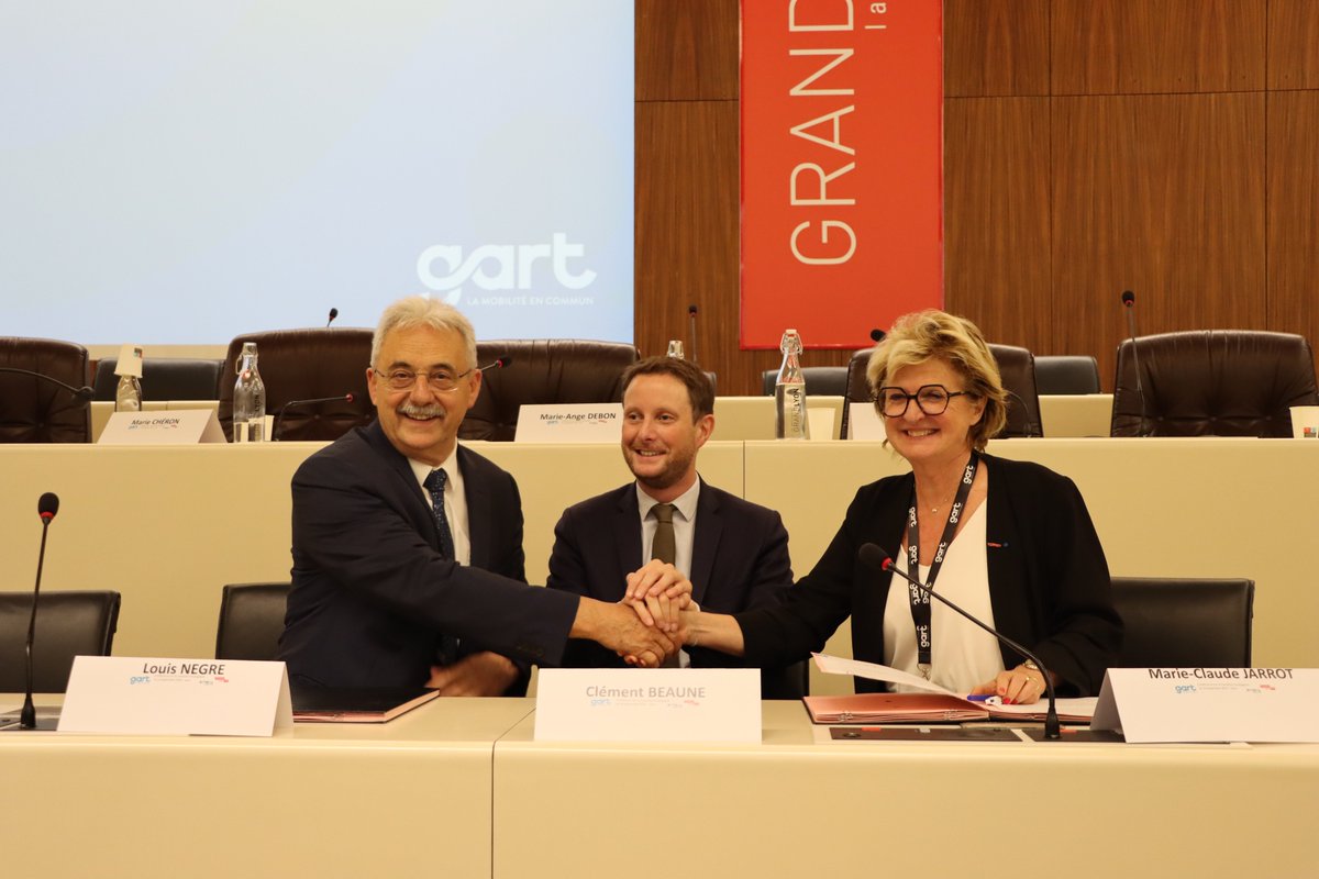 CeremaCom's tweet image. AG du Gart: en présence de @CBeaune
 ministre des Transports, #Cerema et @GART_officiel
 signent une convention avec 4 axes de travail: décarbonation et #intermodalité, organisation des mobilités dans les territoires, logistique urbaine durable, innovation et partage des données