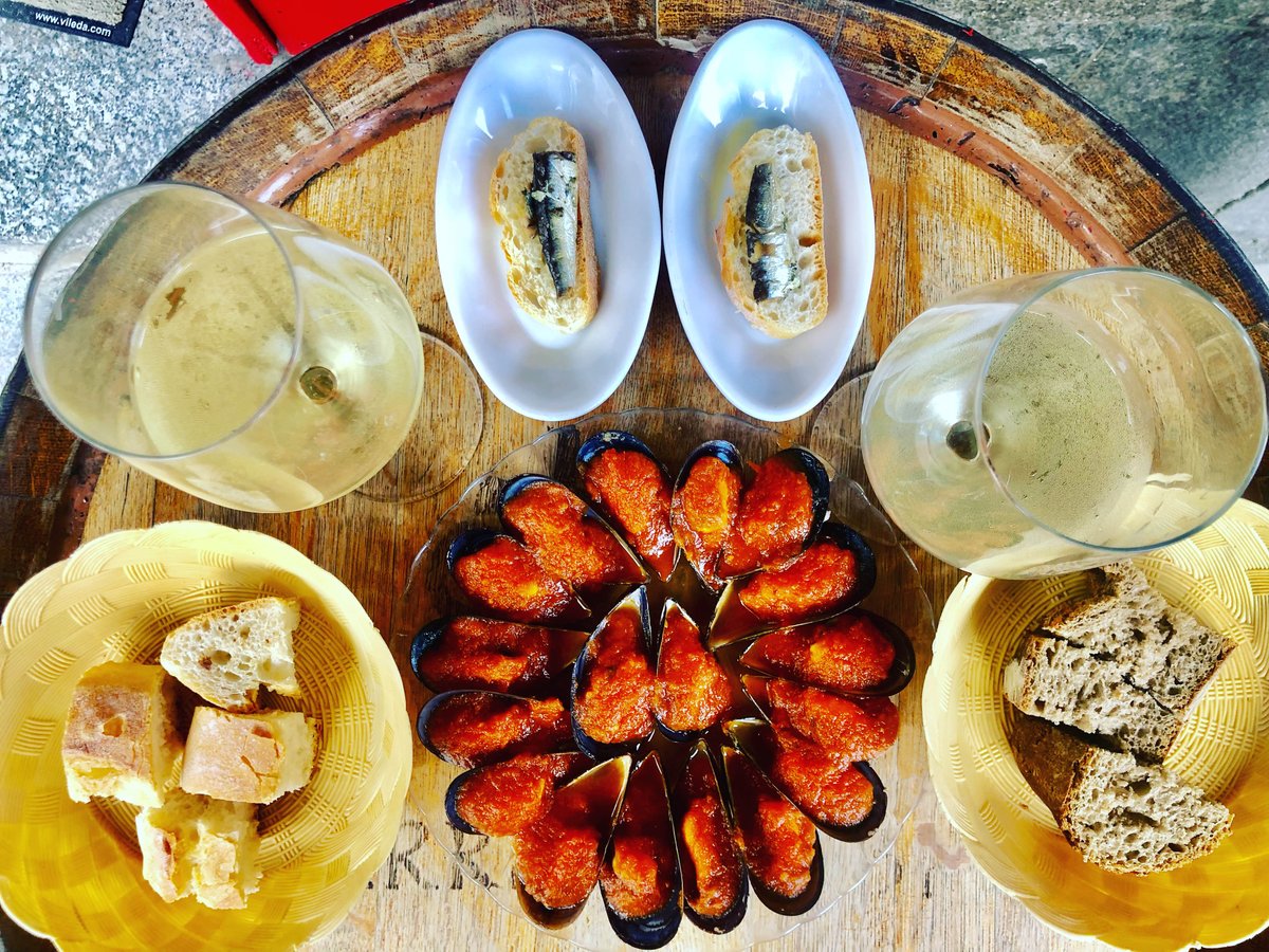 GastroyPolitica's tweet photo. La #simetria deliciosa de #mejillones Mexillón de Galicia en salsa picante 🌶 de @TabernaAMina #Vigo 
.
.
#galicia #feedfeed #cooking #foodie #foodpic #food #foodblogger #foodgasm #foodporn  #mussels #yummy  @galiciagastro https://t.co/65nbnx1uRE