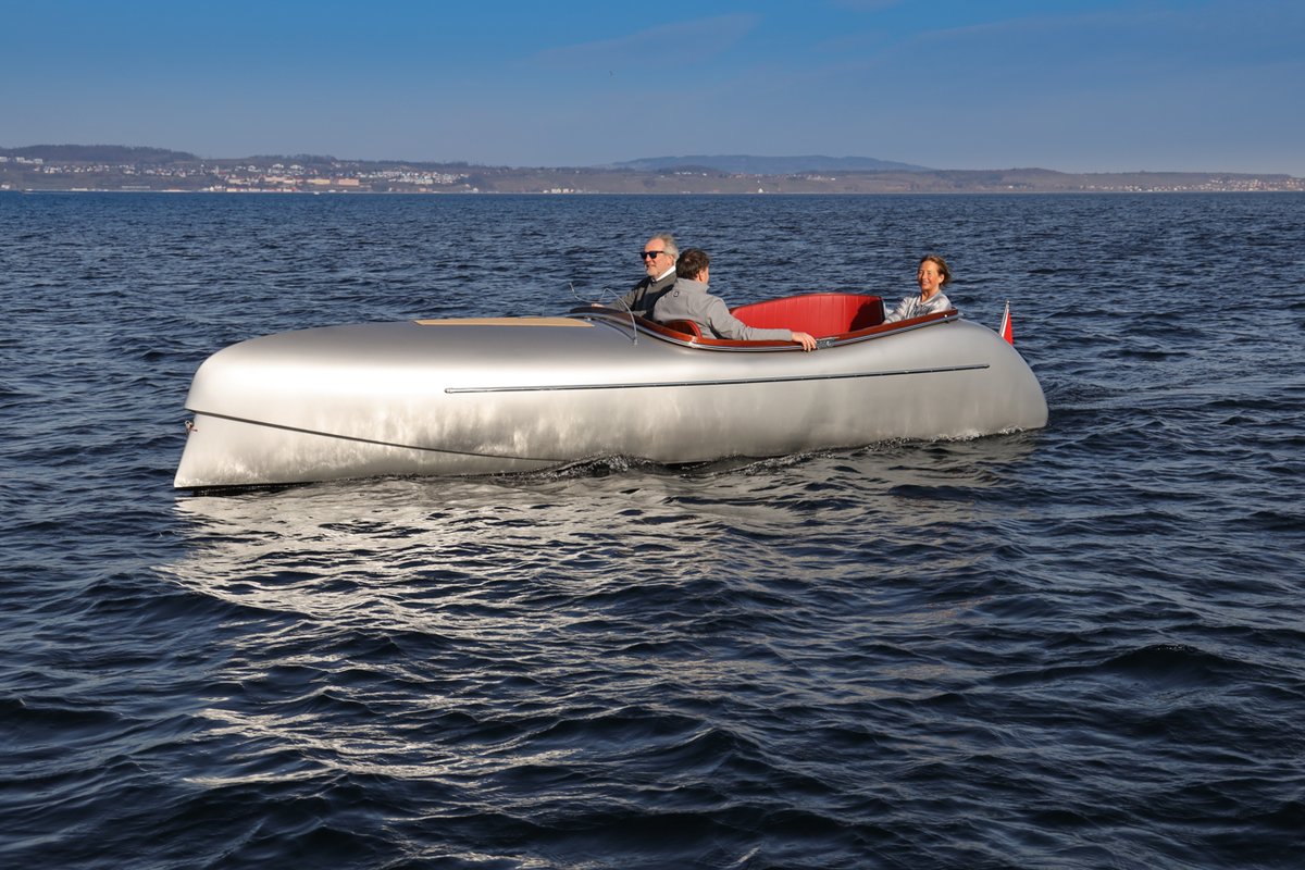 The Swiss boatbuilder designboats is taking electric-powered aesthetics to the next level. The new daycruiser CHILL reminds you of classic race cars but comes with #zero-emission Torqeedo technology. Read the full making-of story  bit.ly/3qEWD4u