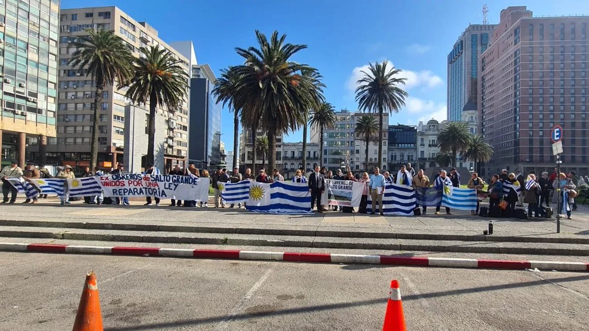 A los pies del prócer esperamos la respuesta del Presidente de la República a un reclamo desde hace tantos años.
<a href="/Cabildo_UY/">Partido Cabildo Abierto</a>  
#MovimientoExObrerosSaltoGrande
#SaltoPrimero 
#CabildoAbierto 
#LaLlaveDelCambio