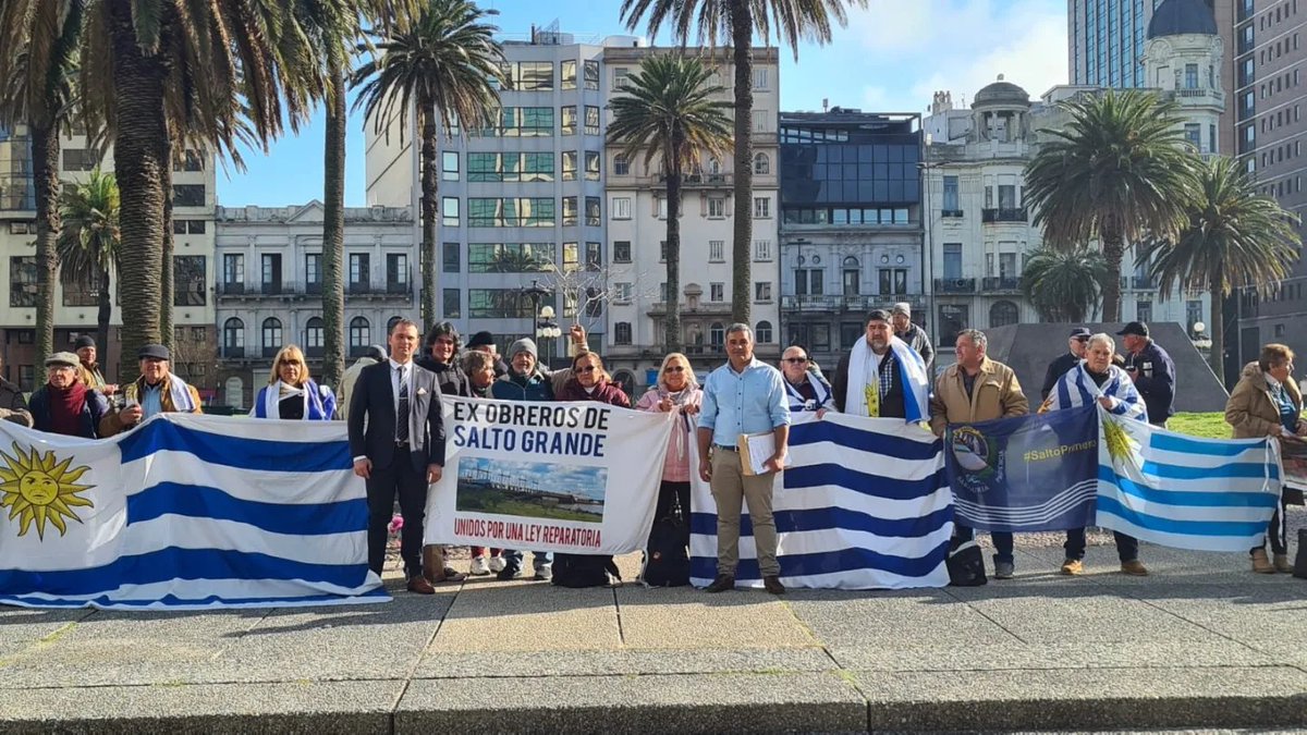 RodrigoAlberna3's tweet photo. A los pies del prócer esperamos la respuesta del Presidente de la República a un reclamo desde hace tantos años.
@Cabildo_UY  
#MovimientoExObrerosSaltoGrande
#SaltoPrimero 
#CabildoAbierto 
#LaLlaveDelCambio https://t.co/uJzO2M39uB