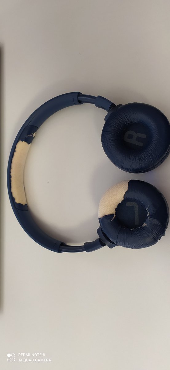 İkidir farklı #jbl ürünü aldım ikisinde de mayeryal kalitesi yerlerde bu ne aq ya bu kulaklığı aktif olarak kullanmadım bile 1 senede bu halde.Diğer ses bombasınında jak takılan yeri problemli..bir daha alanı 🤬🤬🤬🤬
