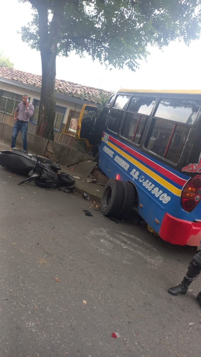 Guardianes_Ant's tweet photo. Nos reportan fuerte accidente de tránsito en el barrio Santa Mónica, bus de la empresa conducciones América colisiona contra una motocicleta y termina en el colegio Cristóbal Colón, sin heridos. #EnDesarrollo https://t.co/zNOd6dz0FX