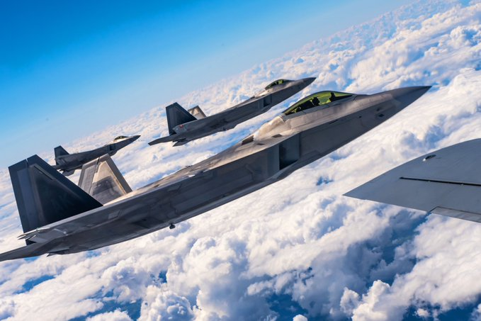 CentcomTurkish's tweet photo. Hava Kuvvetleri'ne ait üç F-22 Raptor jeti Polonya üzerinde uçuyor. Baltık Denizi'nden Karadeniz'e neredeyse tam bir hava koruması sağlayarak NATO müttefiklerizin ittifak topraklarını, nüfuslarını ve askeri güçlerini daha iyi güvenceye almalarını ve savunmalarını sağlıyoruz. https://t.co/O2iHkkTPXi