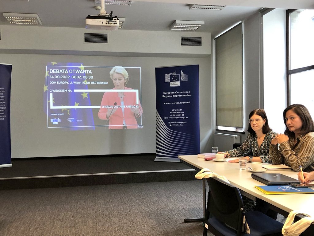 EUinWroclaw's tweet photo. Przed jakimi wyzwaniami stoi #UniaEuropejska? Orędzie o stanie Unii było tematem dzisiejszych warsztatów Summer School on Democracy @uniwroc w Domu Europy. Spotkanie prowadzili: dr hab. @PiotrSula oraz dr Paula Wiśniewska, ekspertka @TeamEuropePL 

#SOTEU 🇪🇺 https://t.co/y0Vj3X5ye8