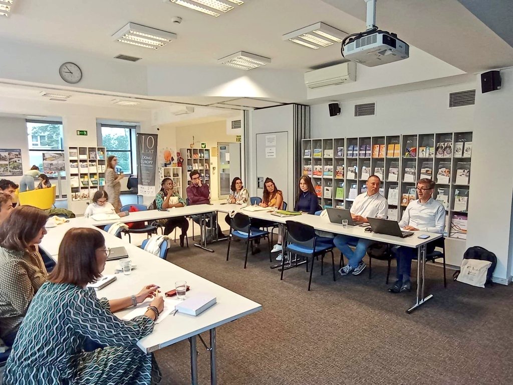 EUinWroclaw's tweet photo. Przed jakimi wyzwaniami stoi #UniaEuropejska? Orędzie o stanie Unii było tematem dzisiejszych warsztatów Summer School on Democracy @uniwroc w Domu Europy. Spotkanie prowadzili: dr hab. @PiotrSula oraz dr Paula Wiśniewska, ekspertka @TeamEuropePL 

#SOTEU 🇪🇺 https://t.co/y0Vj3X5ye8