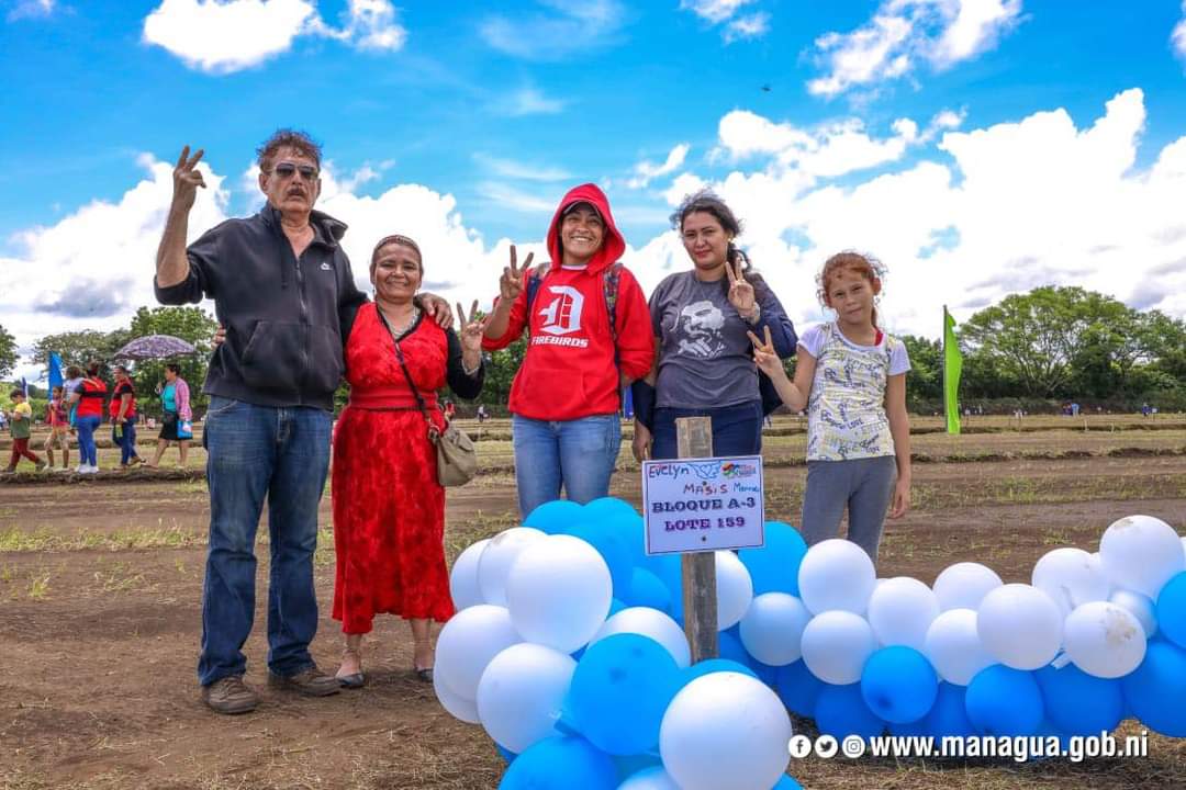 #Nicaragua // en conmemoración al 166 aniversario de la gloriosa y heroica batalla de San Jacinto en la ciudad Managua se entregaron 300 lotes de terrenos a protagonistas en la nueva urbanización Villa Esperanza programa Bismarck Martínez #PatriaBenditayLibre
#UnidosEnVictorias