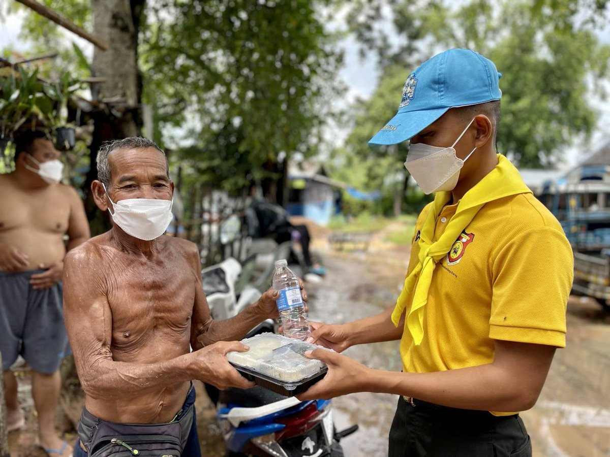 ourbighouse_132's tweet photo. ส่งถึงหน้าบ้าน อาหารปรุงสุกพร้อมน้ำดื่ม
#Armydelivery
     ร.13 พัน.2 ได้จัดกำลังพลชุดปฏิบัติการจิตอาสา ออกทำการแจกจ่ายอาหารพร้อมน้ำดื่ม ให้แก่พี่น้องประชาชน เพื่อเป็นการช่วยเหลือ และบรรเทาความเดือดร้อนให้กับประชาชนในพื้นที่ห่างไกล ณ บ.ไก่เถื่อน ต.หมูม่น อ.เมือง จ.อุดรธานี https://t.co/PO9yA7wRI9