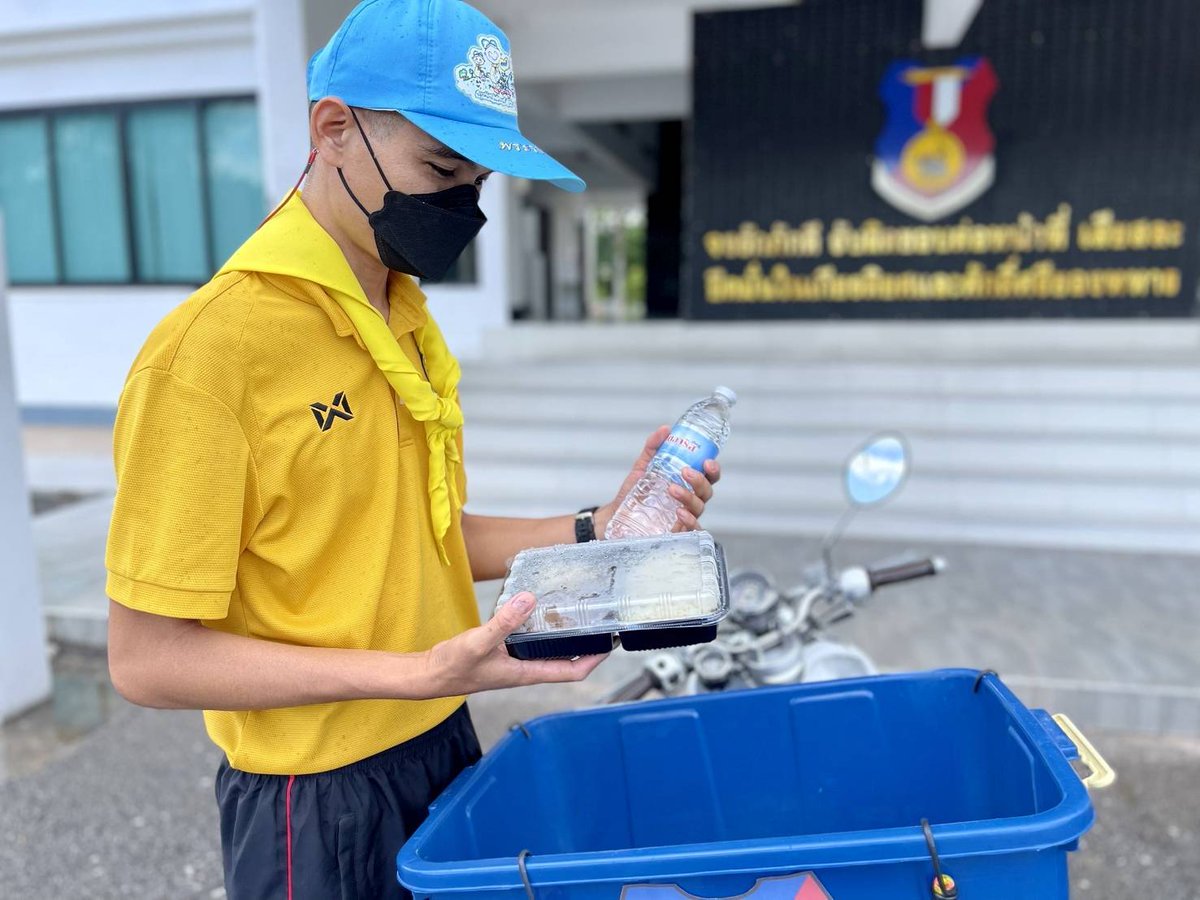 ourbighouse_132's tweet photo. ส่งถึงหน้าบ้าน อาหารปรุงสุกพร้อมน้ำดื่ม
#Armydelivery
     ร.13 พัน.2 ได้จัดกำลังพลชุดปฏิบัติการจิตอาสา ออกทำการแจกจ่ายอาหารพร้อมน้ำดื่ม ให้แก่พี่น้องประชาชน เพื่อเป็นการช่วยเหลือ และบรรเทาความเดือดร้อนให้กับประชาชนในพื้นที่ห่างไกล ณ บ.ไก่เถื่อน ต.หมูม่น อ.เมือง จ.อุดรธานี https://t.co/PO9yA7wRI9