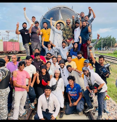 kanganaadmirer's tweet photo. It’s not only the destination but also the journey that matters
It’s not only those you end up with but also those who walk along matters …
Team work is dream work … ❤️
#setstories #setarmy #setsoldiers #emergency #KanganaRanaut https://t.co/rPjN2zZrri