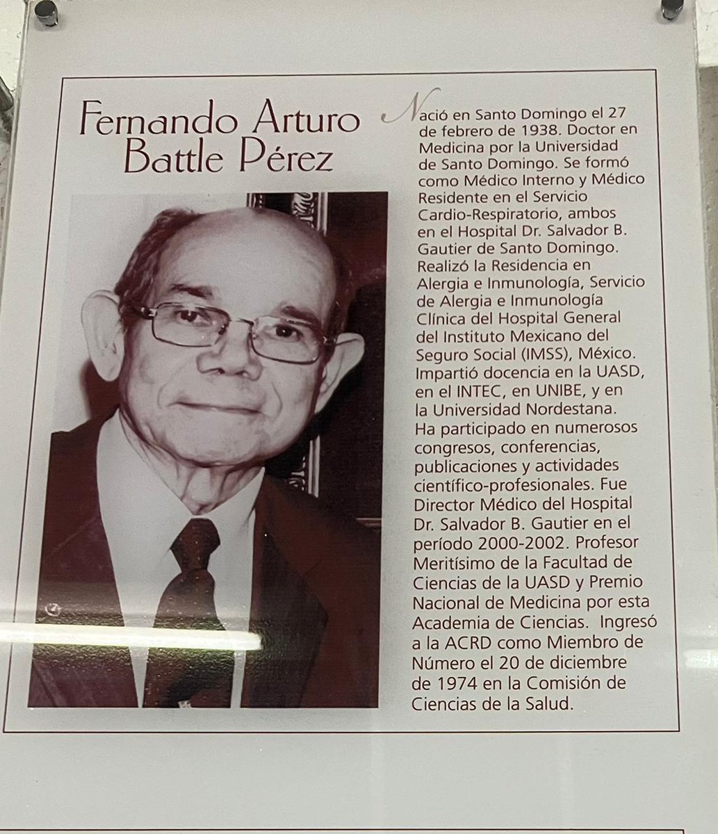 dariomartinezb's tweet photo. Me permito arrimarme a mi querida prima Laura Sánchez-Vincitore, quien ayer fue investida como miembro de número en la Academia de Ciencias de RD. Tercera persona de ascendencia Batlle en la ACRD luego de mi tío Fernando y mi hermano. Ricos quizás no seamos, pero brains, eso sí. https://t.co/kfmN7M8BJu