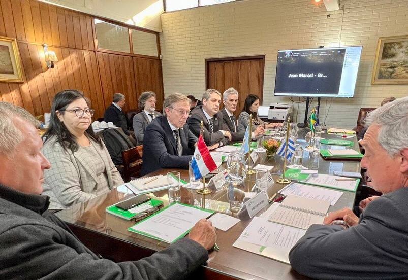 JuanjoBahillo's tweet photo. En Montevideo, participamos del encuentro del @ALADI_SG y del @IICAnoticias sobre Convergencia Regulatoria para el Comercio y la Seguridad Alimentaria.

Además, también estuvimos presentes en una nueva reunión ordinaria del @Consejo_CAS. https://t.co/Nh2pX6I1Yy