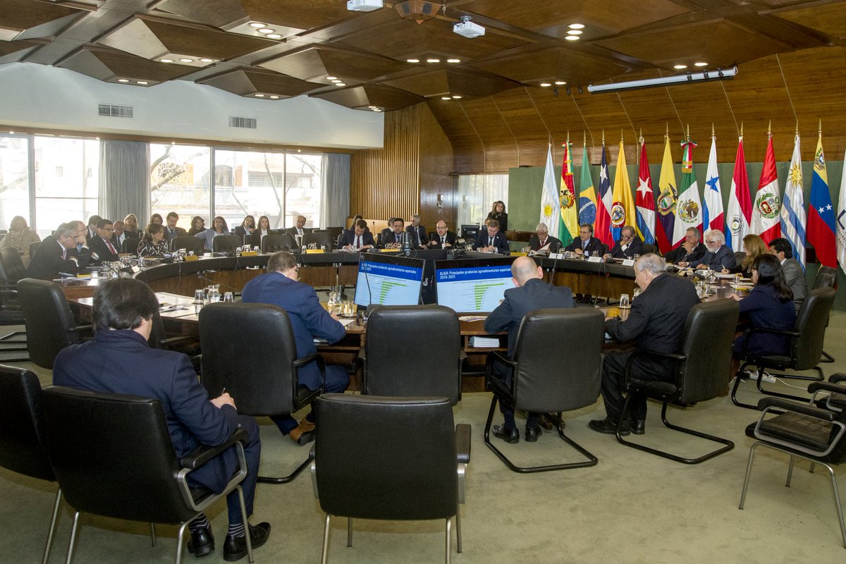 JuanjoBahillo's tweet photo. En Montevideo, participamos del encuentro del @ALADI_SG y del @IICAnoticias sobre Convergencia Regulatoria para el Comercio y la Seguridad Alimentaria.

Además, también estuvimos presentes en una nueva reunión ordinaria del @Consejo_CAS. https://t.co/Nh2pX6I1Yy
