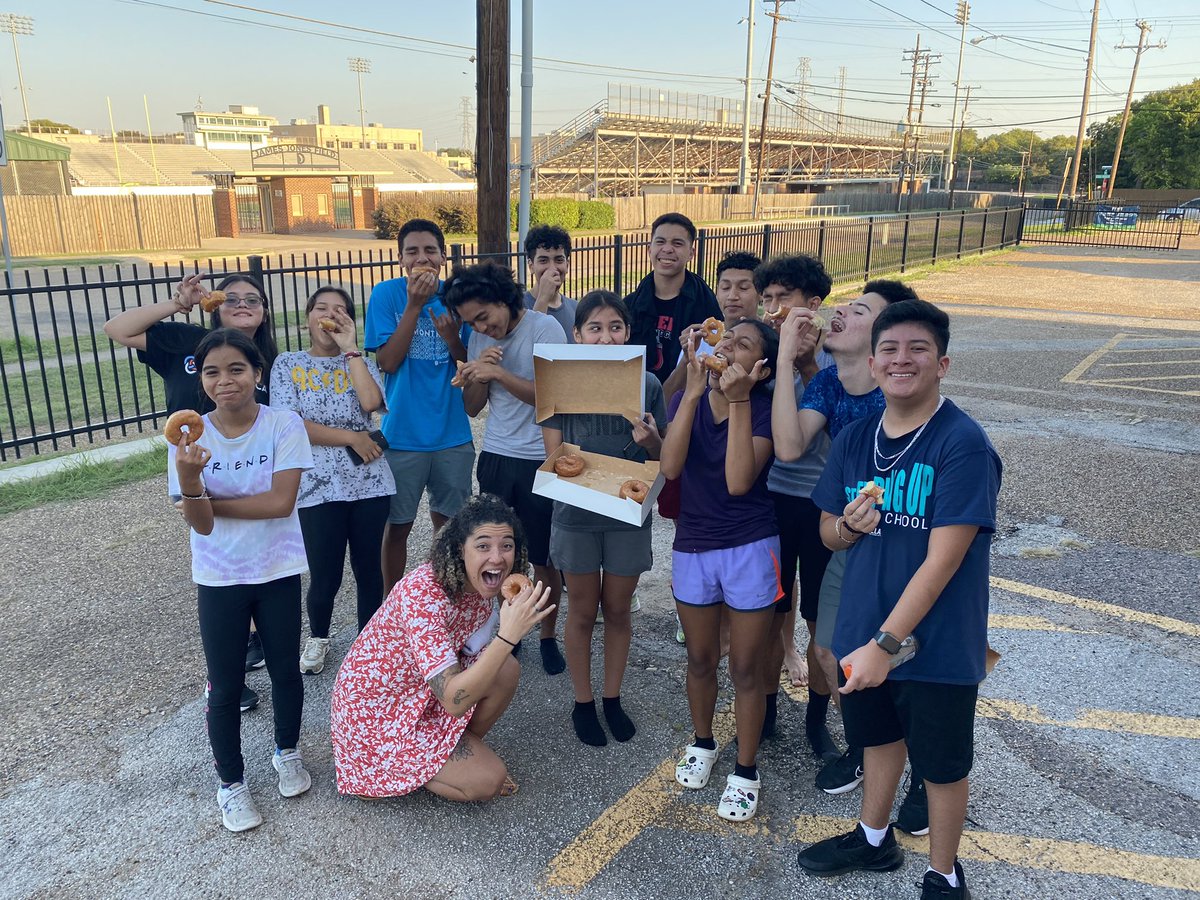 SunsetBisonXC's tweet photo. Our cross country runners after crushing hill day.. can you tell they love donuts? 🍩😁 
@dallasathletics @Sunset_Bison @SunsetAthletics @drmtz01 https://t.co/XKtEIO8Muv